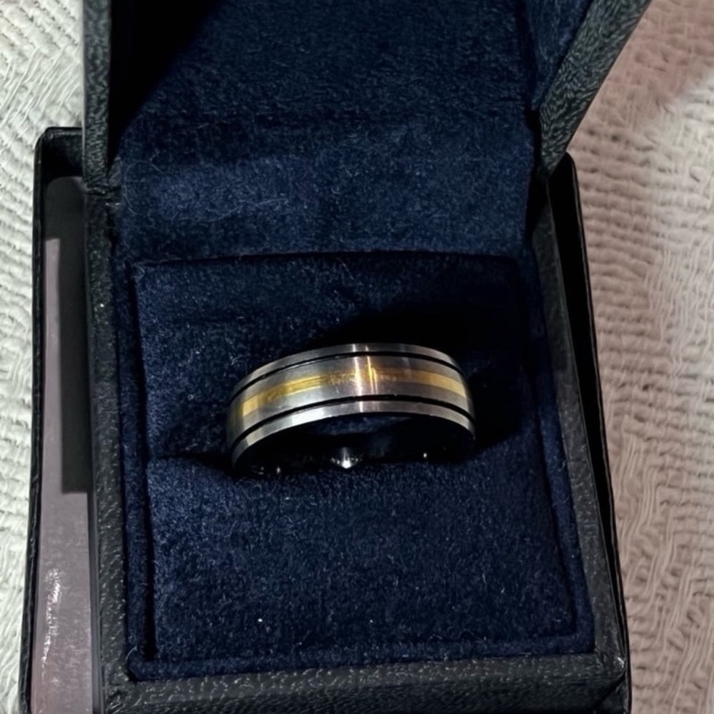 DERCO JEWELRS NIB Mens Titanium and 18kg Wedding Band sz 10 - Picture 3 of 8